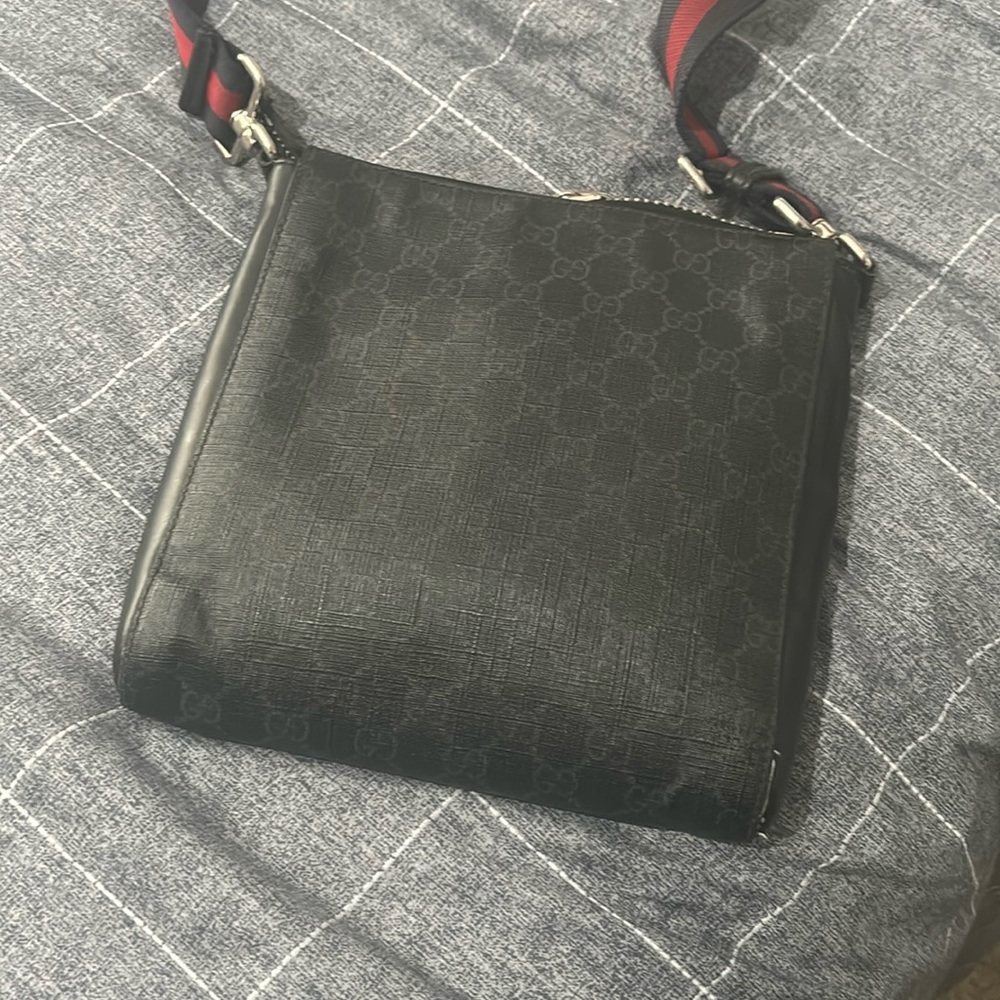 Gucci Black Messenger Bag Sleek Design